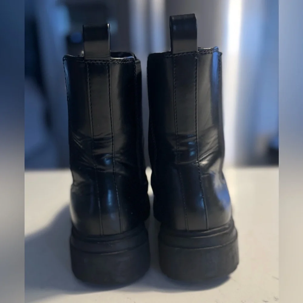 Black Ankle Boots Stylish Chic With Chunky Heel size 7.5